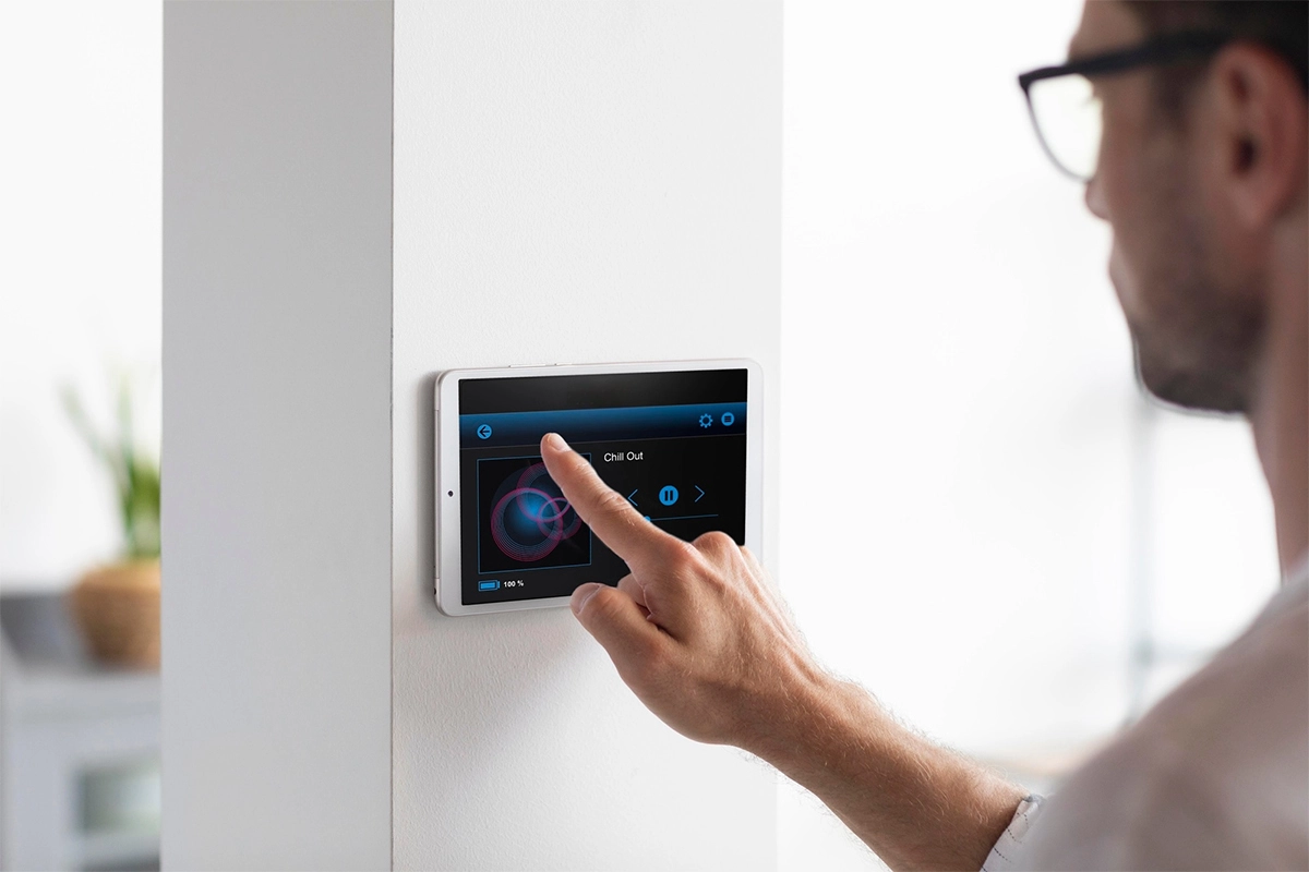 VisioNetwork propose une gamme complète de solutions de contrôle d’accès, adaptées aux besoins de sécurité les plus exigeants. Découvrez nos technologies biométriques, systèmes RFID et interphonies vidéo pour une protection optimale de vos accès physiques.